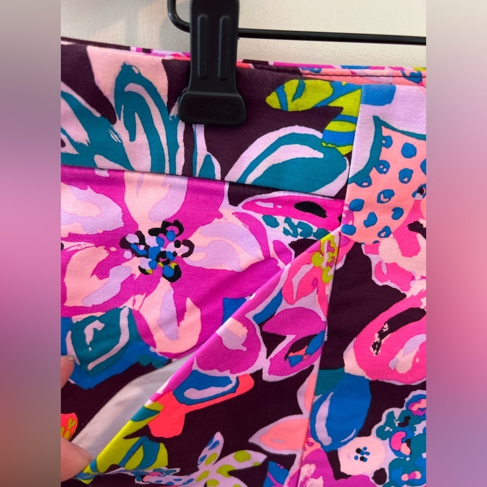 Lilly Pulitzer Arabeth Stretch Short NWT
Cherry Ganache Bohemian Garden Size 12 - Picture 6 of 12